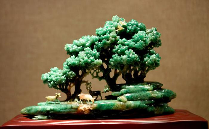 这是刘晓波工作室精品展示馆内展出的玉雕作品(3月12日摄)。新华社记者 郝源 摄