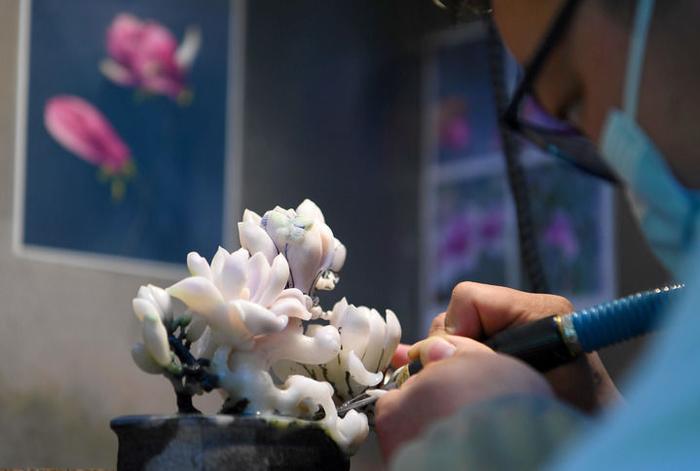 河南省南阳市镇平县玉雕大师创意园一家工作室内,一名玉雕工作者在雕刻玉器(3月12日摄)。新华社记者 郝源 摄